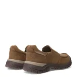 Zapato tipo mocasín Caterpillar Threshold Slip On Canvas, color marrón claro (beige natural), con capellada de lona y elásticos laterales para calce fácil. Suela gruesa y robusta de goma color marrón oscuro.