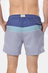 Short de baño de microfibra de secado rápido con diseño a rayas en tonos azul, celeste y rosado, con cintura elástica y cordón ajustable.