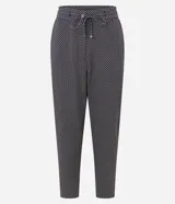 Pantalón fluido de corte sastre confeccionado en crepé, con cintura elástica y cordón de ajuste. Presenta un estampado geométrico tipo pied-de-poule en tonos blanco y negro.