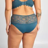 Braguita de tiro alto confeccionada en una combinación de encaje floral y microfibra, con bordes festoneados en la parte superior.