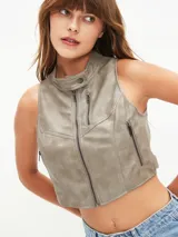 Chaleco corto gris con cierre frontal, cuello alto y bolsillos con cierre.