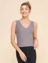 Musculosa gris de lurex con escote en V en la parte delantera y trasera.