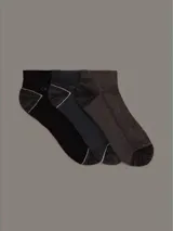 Pack de tres pares de medias Calvin Klein de corte tobillero, en colores negro, gris oscuro y gris claro. Cada par presenta el logo de la marca en el lateral.