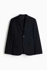 Blazer slim fit negro de botonadura sencilla, con solapas de muesca finas, bolsillos con solapa y abertura doble en la parte trasera.