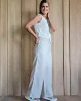 Pantalón de denim azul, de corte recto y tiro alto, con cintura elástica y cordón ajustable. Tiene bolsillos laterales.