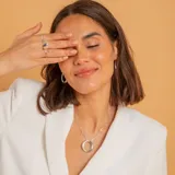 Collar de cadena fina con dije circular liso y pulido, confeccionado en plata 925.