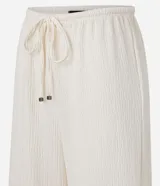 Pantalón wide leg color crudo, con cintura elástica ajustable con cordón y textura.