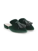 Zueco plano de terciopelo verde oscuro, con diseño destalonado, punta fina y detalle de borla decorativa en el empeine.