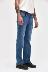 Jean de corte slim, con diseño de cinco bolsillos y cierre frontal con botón y cremallera.