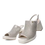 Sandalias de mujer Bottero color negro, con diseño calado, taco ancho, plataforma y pulsera ajustable al talón.