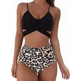 Bikini de dos piezas con corpiño negro tipo crop top con diseño cruzado y bombacha de tiro alto con estampado animal print de leopardo.