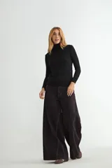 Polera de cuello alto y manga larga, confeccionada en tejido de punto fino con un diseño ajustado al cuerpo.