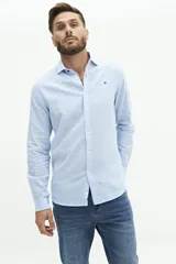 Camisa de manga larga color beige claro, confeccionada en una mezcla de lino y algodón. Presenta un corte semi slim, cuello camisero y un pequeño logo bordado en el pecho.