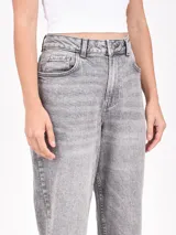 Pantalón jean gris de corte mom con tiro alto y lavado claro.