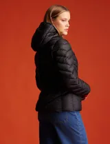 Campera de abrigo verde esmeralda, marca Michael Kors. Diseño acolchado con cierre metálico central, capucha no desmontable con cordón de ajuste y bolsillos verticales delanteros. Incluye bolsa autoportante.