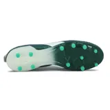 Championes de fútbol Diadora modelo Spot MD, color verde aguamarina con detalles en blanco. Presentan una textura geométrica en la superficie, cordones al tono y suela con tapones para césped.