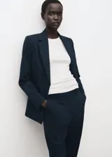 Pantalón estilo traje de corte recto y tiro medio, color azul marino, con bolsillos laterales y traseros, y cierre frontal oculto.