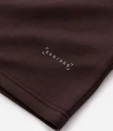 Remera deportiva de manga corta y cuello redondo, confeccionada con tecnología Dry para mayor transpirabilidad y control de la humedad. Presenta un diseño liso en color verde claro con un pequeño estampado de lettering en la parte inferior.