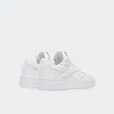 Championes Reebok ATR Chill de color blanco, inspirados en el diseño de básquet Above the Rim de la marca. Cuentan con capellada de cuero, plataforma baja y suela de goma.