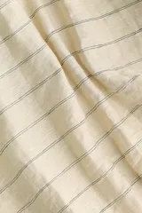 Top sin mangas de mezcla de viscosa en color beige claro, con sutiles rayas verticales oscuras, escote drapeado y dobladillo asimétrico.