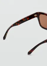 Lentes de sol con armazón rectangular de carey y cristales marrones.