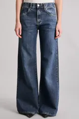 Pantalón de jean de tiro medio y bota wide leg. Confeccionado en tejido 100% algodón y lavado artesanal en tonos mid blue intensos.