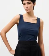 Blusa básica sin mangas marca Cortelle, confeccionada en poliamida, con escote cuadrado y tirantes medianos.