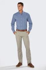 Pantalón clásico de gabardina color beige, con corte recto, bolsillos laterales y traseros, y cierre metálico.