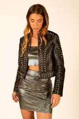 Falda corta ajustada color negro con efecto laminado brillante y textura a rayas verticales.