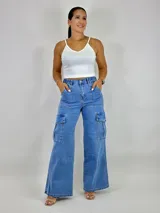 Pantalón jean celeste de tiro alto, corte wide leg y bolsillos cargo laterales.