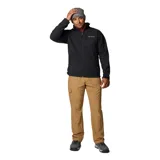 Chaqueta softshell negra con cierre frontal completo, cuello alto con protector de mentón, bolsillo vertical con cierre en el pecho y bolsillos laterales con cierre. Cuenta con puños ajustables y tecnología resistente al agua y al viento.