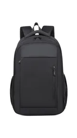 Mochila negra con bolsillos frontales verticales y laterales de rejilla. Tiene compartimento para notebook y faja trasera para sujetarla a la valija.