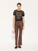 Top de encaje negro con cuello redondo y mangas cortas con volados.