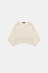 Top cropped de punto con diseño combinado de texturas, cuello redondo y mangas cortas amplias. Presenta una estructura calada con detalles de cintas verticales.