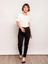 Pantalón chupín negro de tiro alto con bolsillos frontales y traseros.