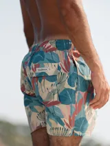Short de baño Von Braun con estampado botánico en tonos azul, rosa y crema. Cuenta con cintura elástica, dos bolsillos laterales y un bolsillo trasero con solapa y etiqueta de la marca.