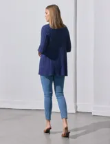 Cardigan abierto de tejido acanalado, con mangas largas y diseño recto. Presenta una textura de canalé vertical y terminaciones en punto elástico en los puños y el ruedo.