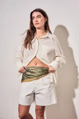 Camisa oversize de lino y viscosa color celeste, con cuello clásico, cierre frontal con botones y mangas largas.