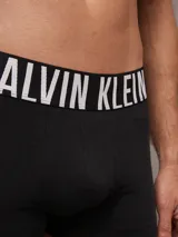 Pack de tres boxers ajustados de algodón con cintura elástica distintiva de la marca Calvin Klein con logo estampado en contraste.