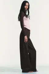 Jeans de tiro alto con diseño de pierna extra ancha y larga. Presenta cinco bolsillos, cierre frontal con cremallera y botón metálico, con un acabado de lavado desgastado.