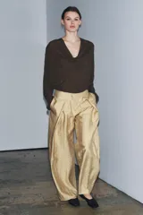 Blusa color verde militar de escote fluido drapeado y manga larga.