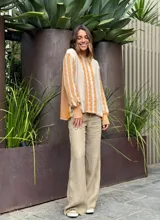 Sweater color crema con rayas verticales color mostaza con diseño de trenzas.