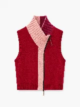 Chaleco de punto de lambswool color rojo, con cuello alto, cierre frontal diagonal y detalles en rosado y bordó.