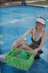 Top deportivo verde con breteles finos y contorno blanco.