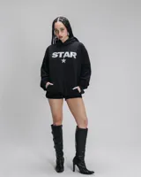 Buzo con capucha negro de friza 100% algodón, estilo oversize, con la palabra "STAR" estampada en blanco y una estrella debajo.