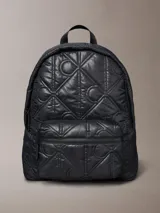 Mochila Calvin Klein de nailon color negro, con diseño acolchado y patrón de monograma integrado, compartimento principal con cremallera doble y bolsillo frontal con cierre.