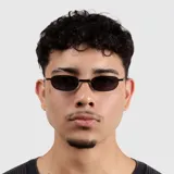 Lentes de sol con armazón metálico fino y diseño ovalado, con cristales oscuros con protección UV400.