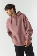 Canguro de felpa color beige con capucha, cordones negros, bolsillo tipo canguro y puños y cintura acanalados. Estampado con el logo de la marca en el pecho y parche con el logo en la manga izquierda.