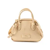 Cartera mini tipo bowling marca XL Extra Large, de color dorado, confeccionada en símil cuero. Cuenta con asas cortas fijas de mano y una correa regulable y desmontable para usar como bandolera. Posee cierre superior y detalle de aplique con el logo de la marca en el frente.