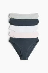 Pack de cinco bombachas vedetinas de punto de algodón con ribetes finos de encaje. Tienen cintura estándar, refuerzo interior y cobertura media en la parte trasera.